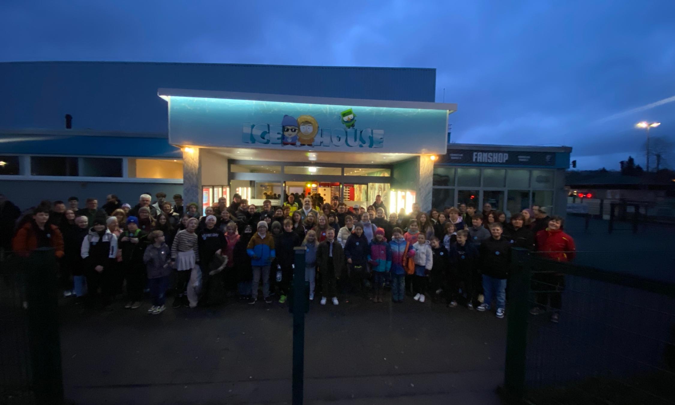 Schützenjugend des BdSJ Trier auf dem Eis in Neuwied