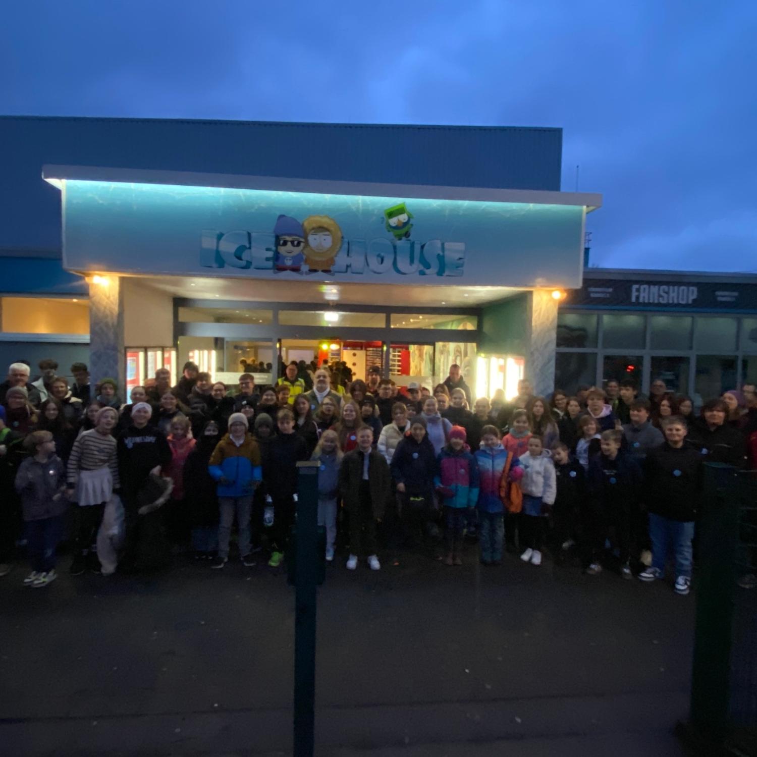 Schützenjugend des BdSJ Trier auf dem Eis in Neuwied