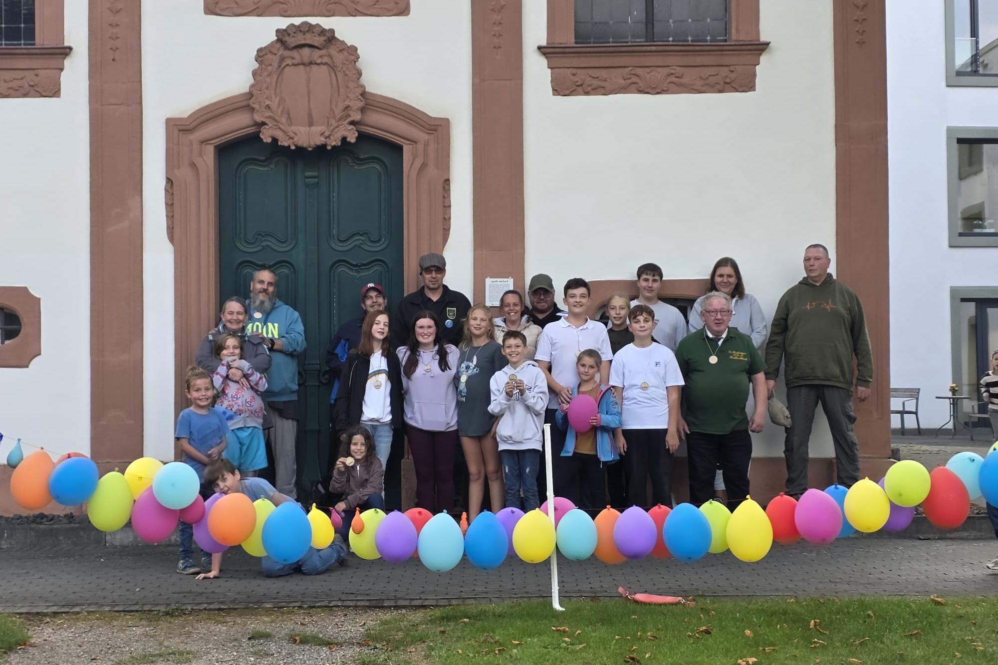 Es zeigt die Schützenjugend Hallschlag hinter Luftballons