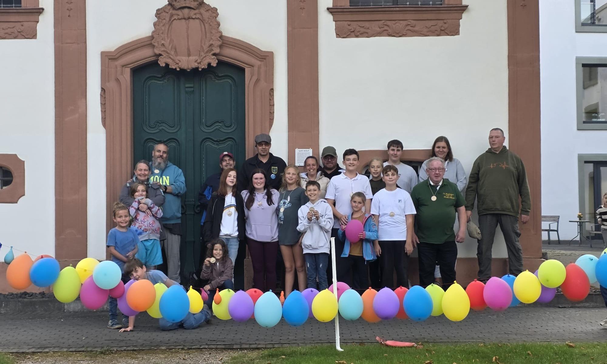 Es zeigt die Schützenjugend Hallschlag hinter Luftballons